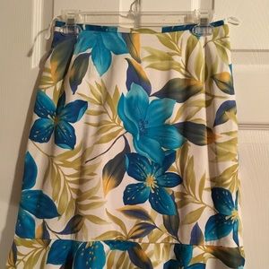 Pencil skirt with a ruffle hem. Size 4pp